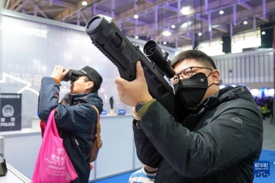1月6日，觀眾在警營開放周活動現場體驗警用激光炫目槍。