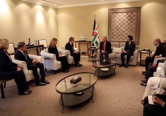 1月7日，約旦國王阿卜杜拉二世（中右）在安曼會見到訪的美國國務卿布林肯（中左）。新華社發(fā)（約旦王宮供圖）