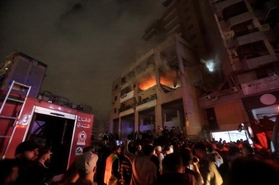 1月2日，人們聚集在黎巴嫩貝魯特南郊的以色列無(wú)人機(jī)襲擊現(xiàn)場(chǎng)。新華社發(fā)（比拉爾·賈維希攝）