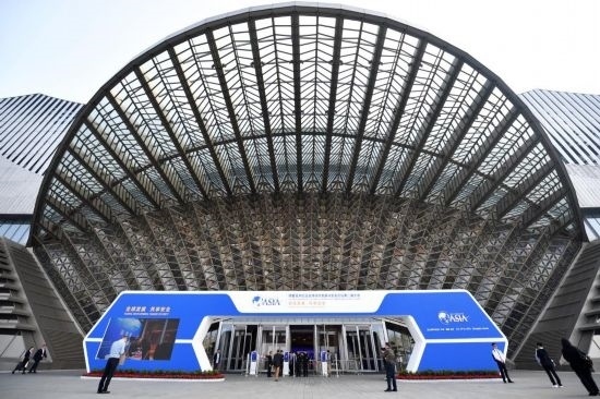 2023年10月30日，參會(huì)嘉賓步入長沙國際會(huì)議中心。當(dāng)日，以“全球發(fā)展 共享安全”為主題的博鰲亞洲論壇全球經(jīng)濟(jì)發(fā)展與安全論壇第二屆大會(huì)在湖南長沙開幕。新華社記者 陳振海 攝