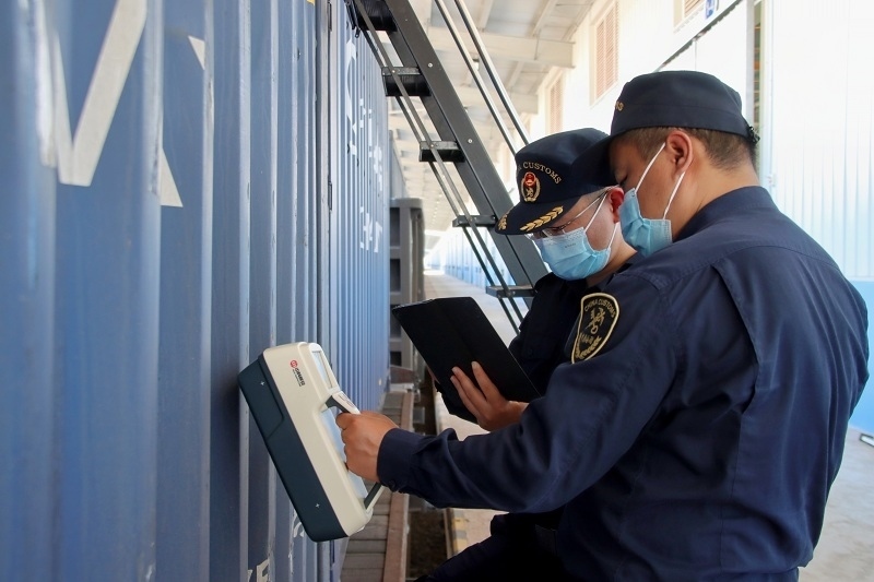 海關(guān)關(guān)員使用手持式輻射探測(cè)儀對(duì)中老鐵路入境貨物進(jìn)行檢測(cè)。張釋巍攝