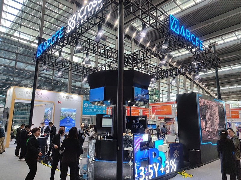 2023年12月16日，第十七屆深圳國(guó)際金融博覽會(huì)在深圳會(huì)展中心開(kāi)幕，近300家金融機(jī)構(gòu)和企業(yè)攜手多款金融產(chǎn)品集中亮相。