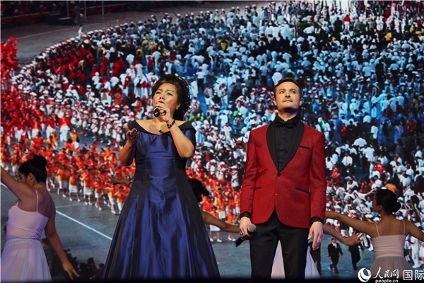 圖為中法藝術(shù)家聯(lián)袂演唱《我和你》。人民網(wǎng)記者 尚凱元攝
