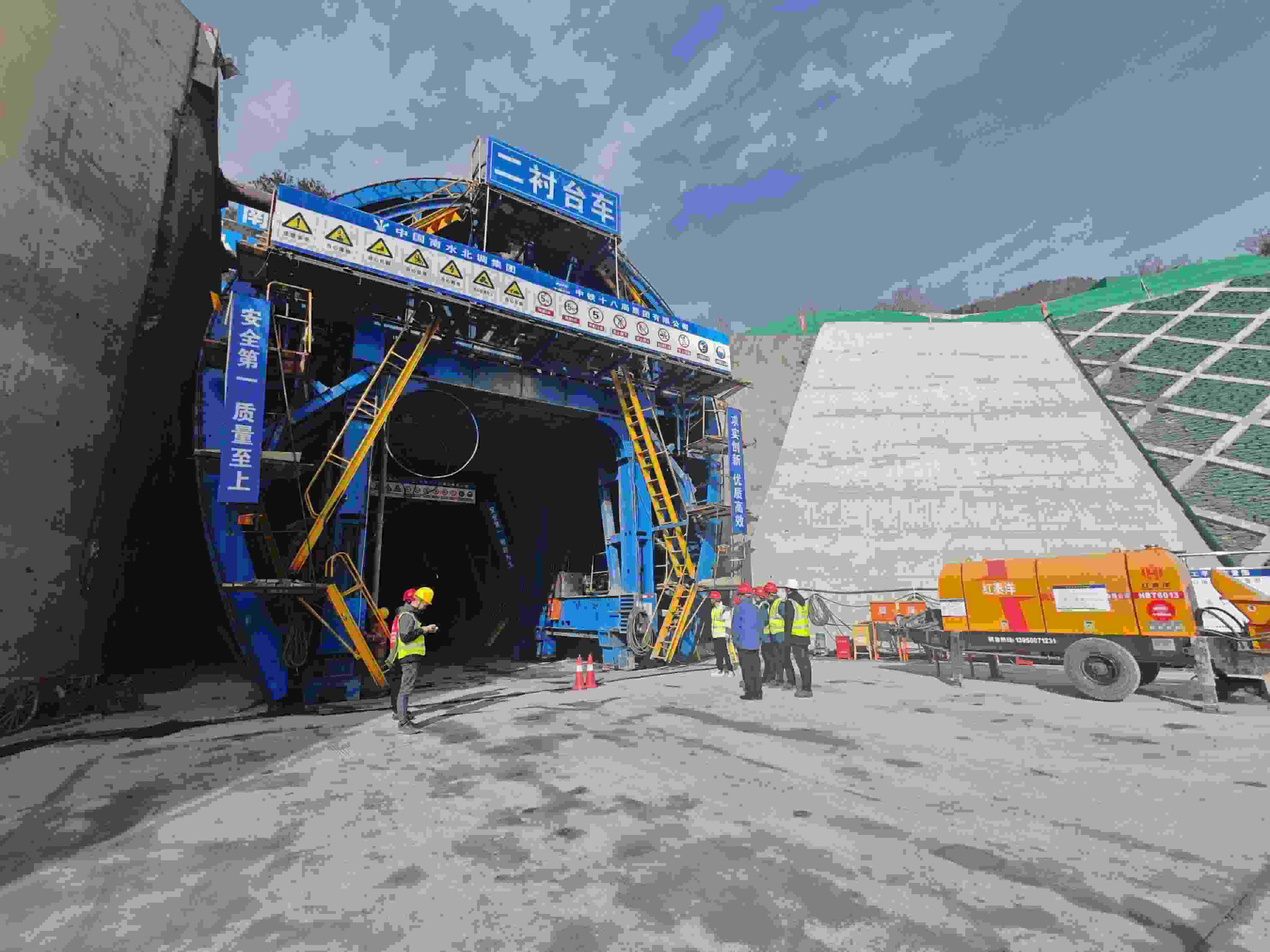 湖北省襄陽市?？悼h馬良鎮(zhèn)的引江補漢工程輸水隧洞8號平洞施工現(xiàn)場。受訪者供圖