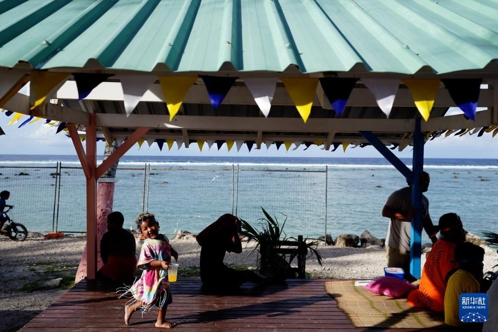 1月20日，當(dāng)?shù)厝嗽阼斠惶幒┬蓍e娛樂。新華社記者 王申 攝