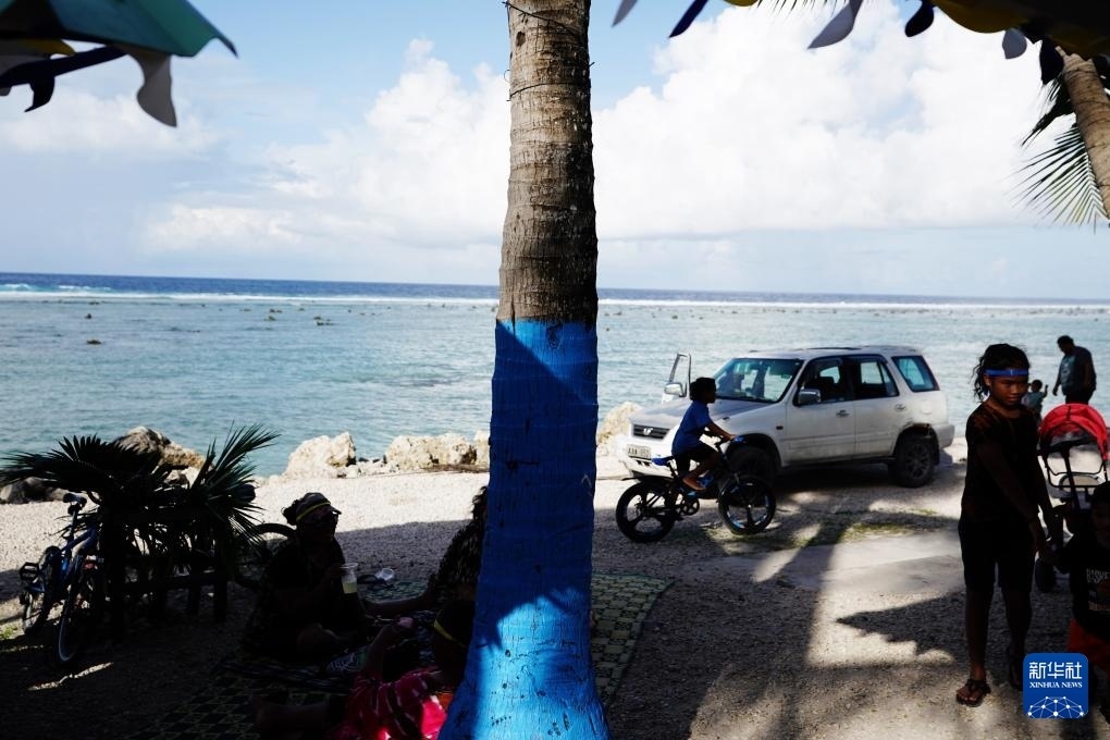 1月20日，當(dāng)?shù)厝嗽阼斠惶幒┬蓍e娛樂。新華社記者 王申 攝