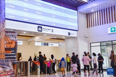 1月24日，在印度尼西亞雅加達(dá)哈利姆站候車大廳，乘客刷票前往站臺(tái)。新華社記者 徐欽 攝