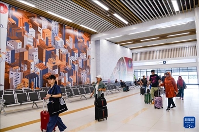 1月24日，在印度尼西亞雅加達(dá)哈利姆站，乘客在候車大廳內(nèi)行走。新華社記者 徐欽 攝