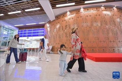 1月24日，在印度尼西亞雅加達(dá)哈利姆站，乘客在候車大廳內(nèi)行走。新華社記者 徐欽 攝