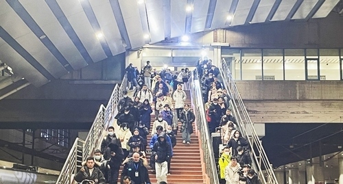 2024年鐵路春運今日啟動，旅客進入站臺準(zhǔn)備乘車。人民網(wǎng)記者 喬雪峰攝