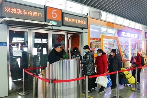 哈西公路客運站內(nèi)旅客檢票排隊上車。黑龍江省交通運輸廳供圖