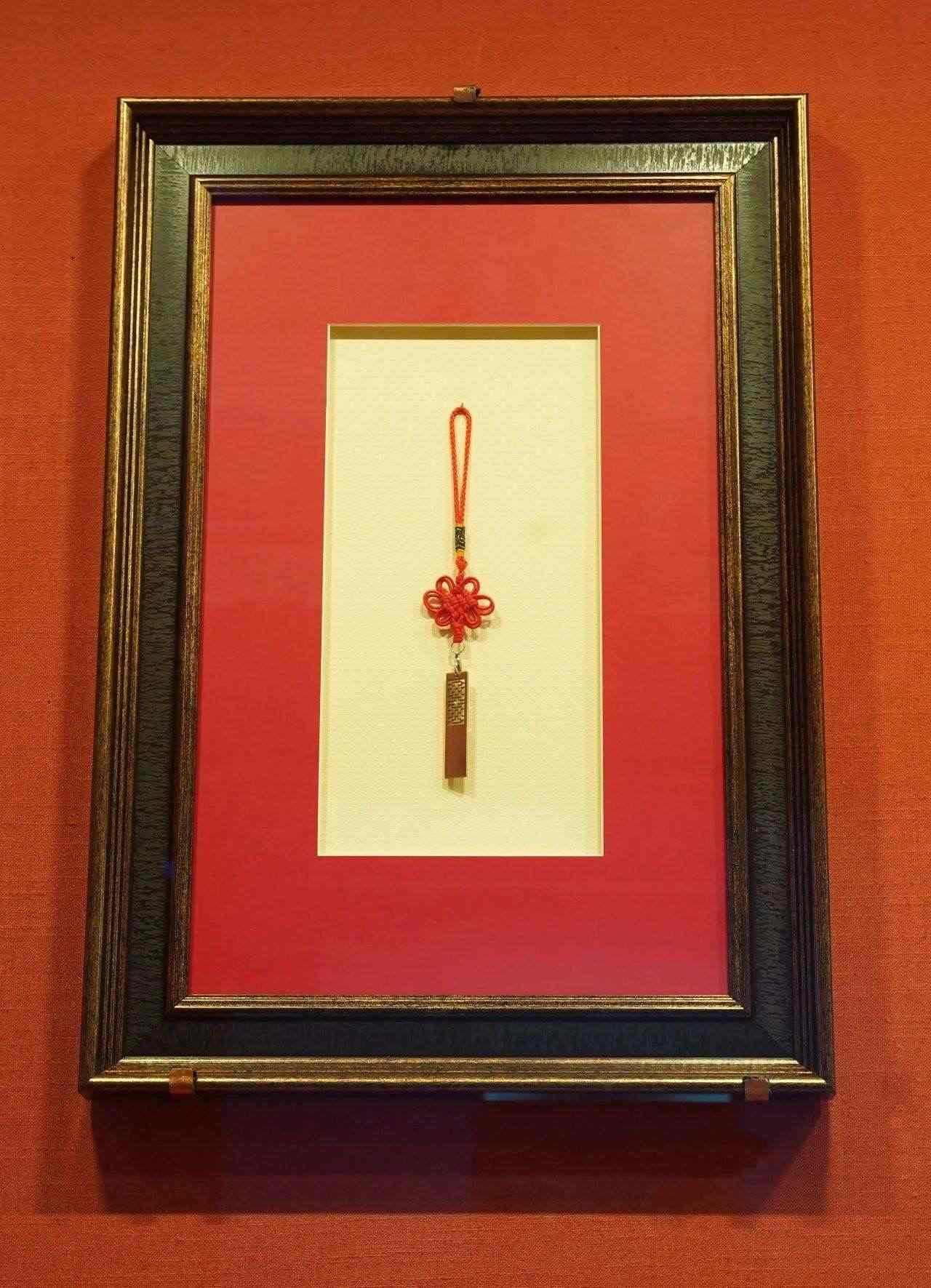 2017年5月，時(shí)任肯尼亞總統(tǒng)烏胡魯·肯雅塔贈(zèng)送習(xí)近平主席的蒙內(nèi)鐵路紀(jì)念U盤。