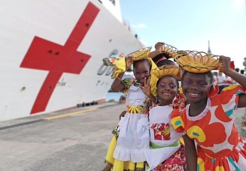 2018年10月，在安提瓜和巴布達(dá)首都圣約翰，當(dāng)?shù)匦∨笥焉泶﹤鹘y(tǒng)服裝歡迎中國(guó)海軍“和平方舟”醫(yī)院船首次到訪。