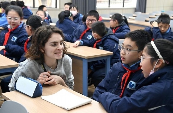  2023年12月18日，在西安新城區(qū)后宰門小學進行的中法校園文化周法語語言沙龍上，西安法語聯(lián)盟的老師與學生進行互動。新華社記者 劉瀟 攝