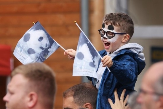  2023年7月26日，在法國圣艾尼昂市博瓦勒野生動物園外，一名兒童等待送別熊貓“圓夢”。新華社記者 高靜 攝