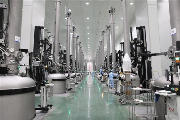 曲靖經(jīng)開區(qū)晶澳太陽能生產(chǎn)車間場景。 葉倬瑋攝