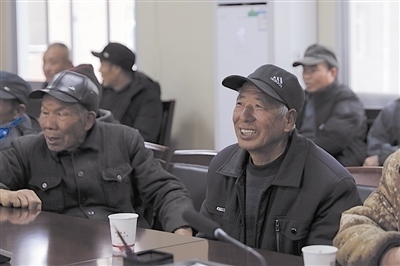  圖③：農(nóng)民工臉上洋溢著笑容。