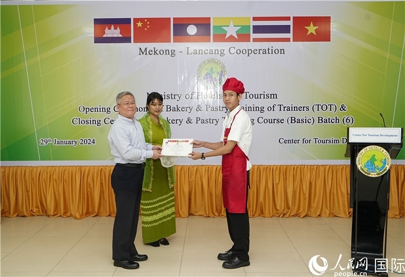 潘峰參贊向?qū)W員頒發(fā)證書(shū)。人民網(wǎng)記者 謝佳君攝