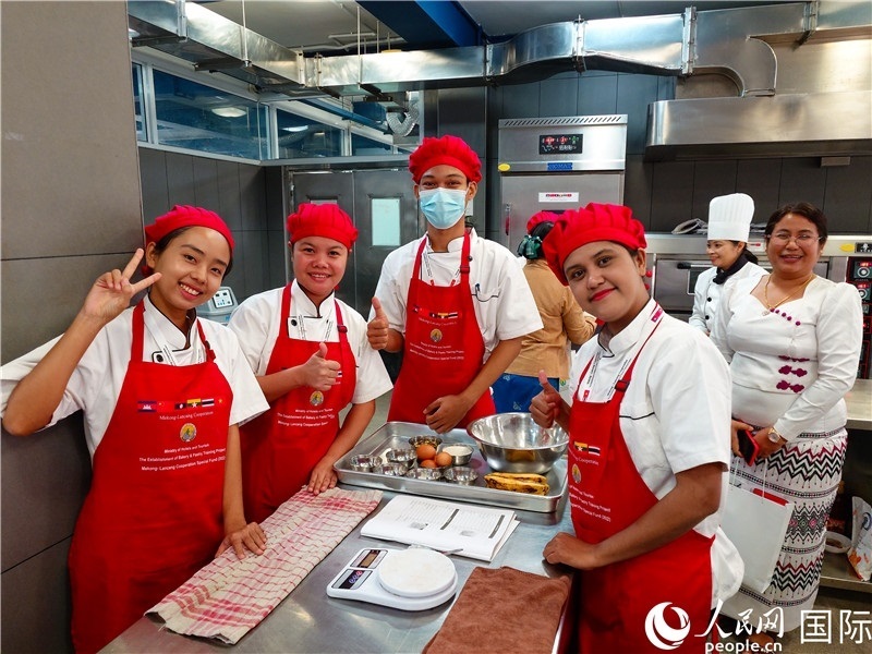 學(xué)員進(jìn)行實(shí)操練習(xí)。人民網(wǎng)記者 謝佳君攝