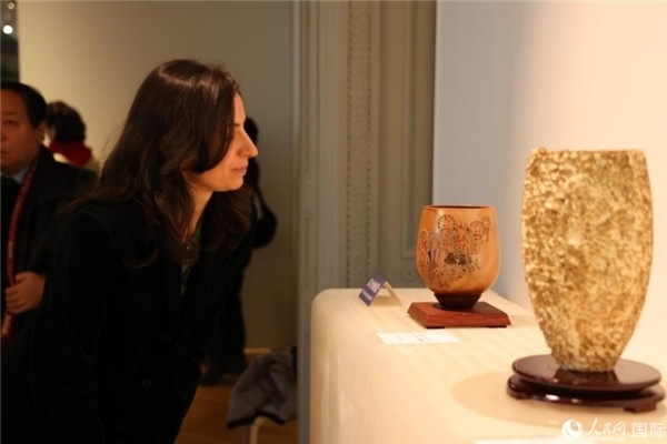 嘉賓和公眾參觀“絲路瓷行”——中國景德鎮(zhèn)陶瓷文化特展。人民網(wǎng)記者 尚凱元攝