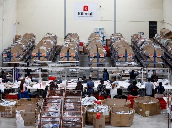 2023年11月11日，在肯尼亞姆洛隆戈，Kilimall員工在倉庫內(nèi)工作。新華社記者 李亞輝 攝