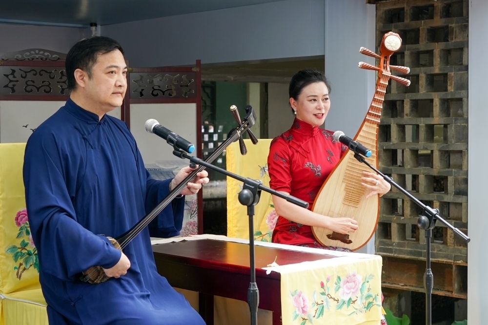 評(píng)彈藝人在蘇州平江路上的一家評(píng)彈店內(nèi)進(jìn)行表演（2023年7月7日攝）。新華社記者 李博 攝