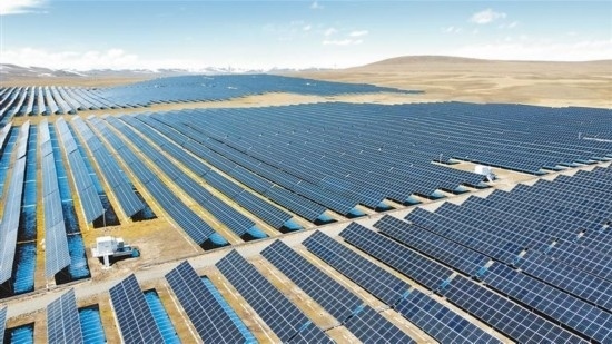 西藏華電色尼區(qū)12萬千瓦光伏發(fā)電項(xiàng)目電力保供項(xiàng)目航拍。趙書彬攝