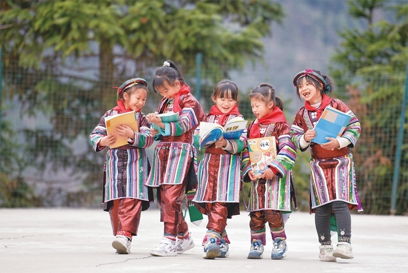 位于貴州省黔東南苗族侗族自治州從江縣大山深處的西山鎮(zhèn)中寨教學(xué)點，是一所全校均為瑤族學(xué)生的“微小學(xué)”。近年來，隨著教學(xué)條件逐漸改善，學(xué)校發(fā)生了翻天覆地的變化。圖為2023年2月16日，領(lǐng)到新書的瑤族學(xué)生在一起交流。 新華社記者 楊文斌/攝