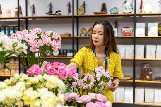 2023年7月1日，在位于湖南省長沙市的湖南高橋大市場，中非經(jīng)貿(mào)博覽會(huì)常設(shè)展館展區(qū)肯尼亞館工作人員在整理產(chǎn)自非洲的鮮花。新華社記者 陳思汗 攝