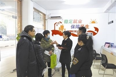  圖③：調(diào)解后，法官現(xiàn)場(chǎng)向當(dāng)事人做釋法析理工作。