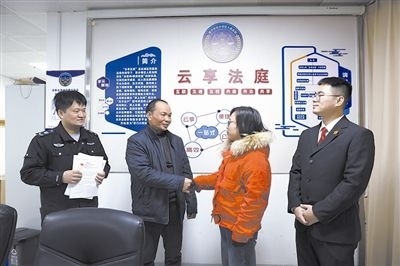  圖②：雙方當(dāng)事人達(dá)成調(diào)解協(xié)議，握手言和。