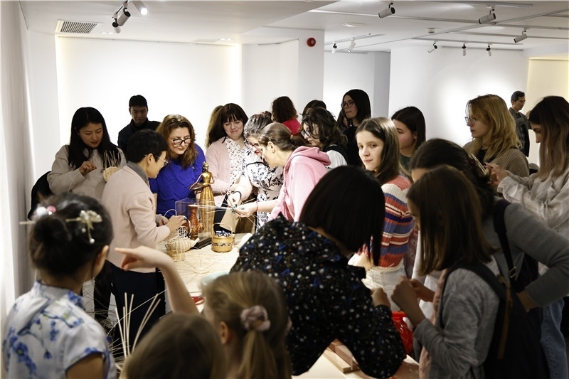 羅馬尼亞觀眾體驗安溪竹藤編技藝。 布加勒斯特中國文化中心供圖