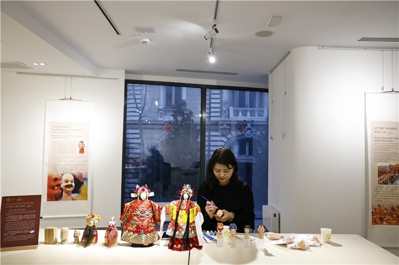 中國泉州的非遺大師制作江加走木偶頭雕刻。 布加勒斯特中國文化中心供圖_副本