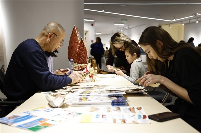 中國泉州非遺大師現(xiàn)場指導制作水密隔艙福船制造技藝。 布加勒斯特中國文化中心供圖