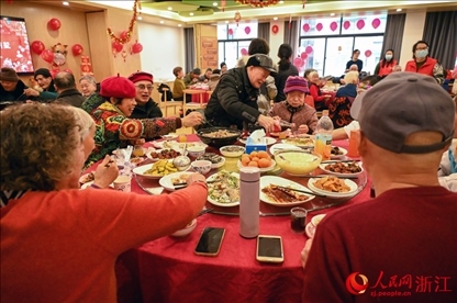 老人們享用公益年夜飯。人民網記者 葉賓得攝