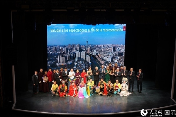 圖為王衛(wèi)大使與蒙迪諾外長等嘉賓登臺祝賀。人民網(wǎng)記者 許放攝