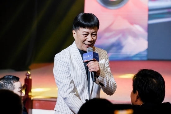 “何以中國·向海泉州”網(wǎng)絡(luò)主題活動(dòng)現(xiàn)場，陳百潭演出時(shí)與觀眾互動(dòng)。泉州廣播電視臺(tái)供圖