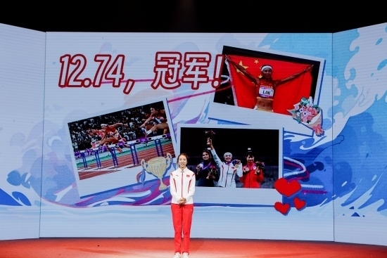 “何以中國·向海泉州”網(wǎng)絡(luò)主題活動(dòng)現(xiàn)場，林雨薇講述奪冠經(jīng)歷。泉州廣播電視臺(tái)供圖