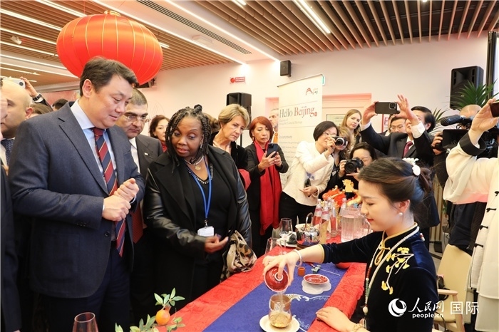 到訪嘉賓欣賞中國茶藝并品茶。 