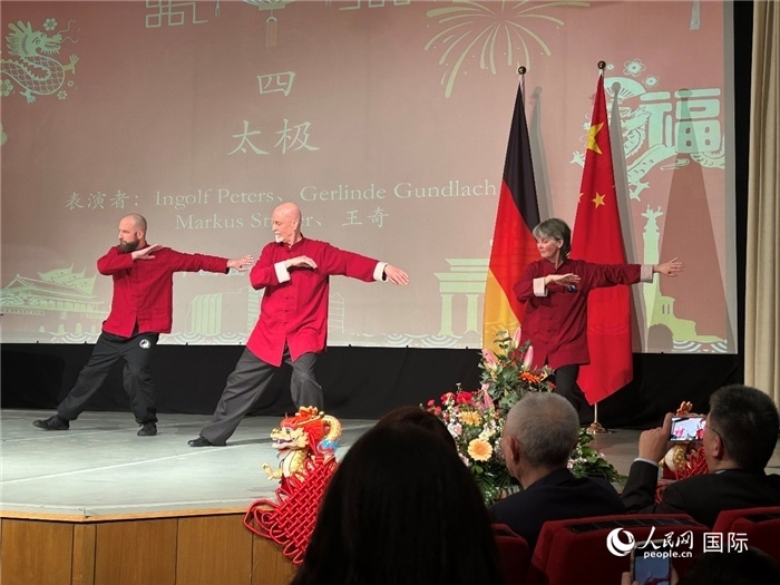 太極，表演者：Ingolf Peters、Gerlinde Gundlach、Markus Stüber