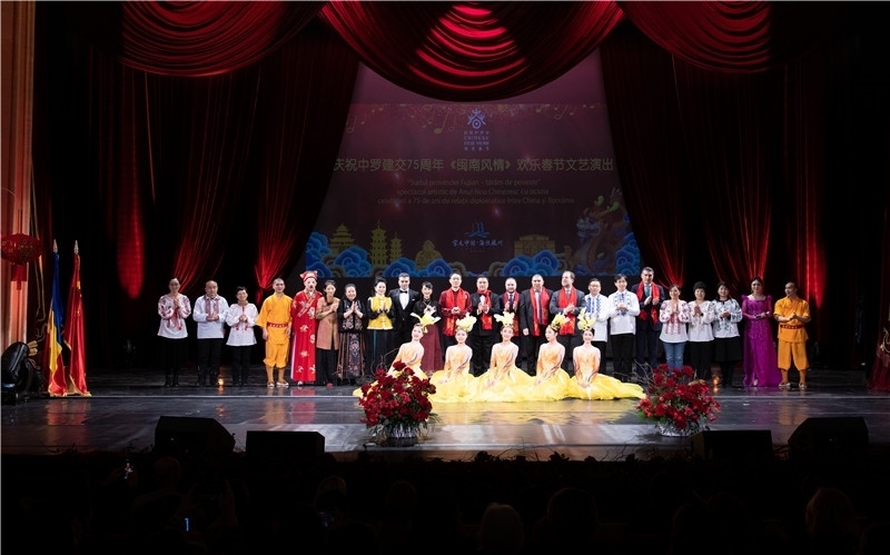 圖為韓大使、羅政府高官與泉州藝術(shù)團演員合影。中國駐羅大使館文化處供圖。