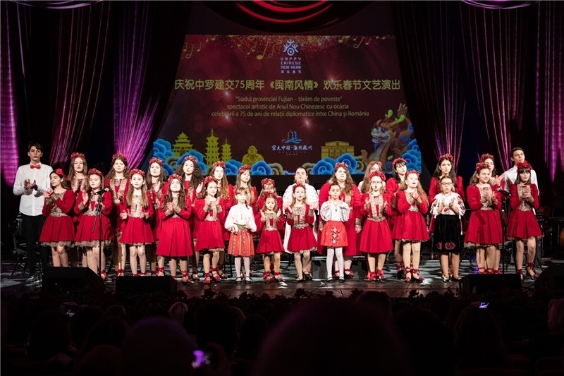 圖為羅小快板兒童合唱團在演唱中文歌曲。 中國駐羅大使館文化處供圖。