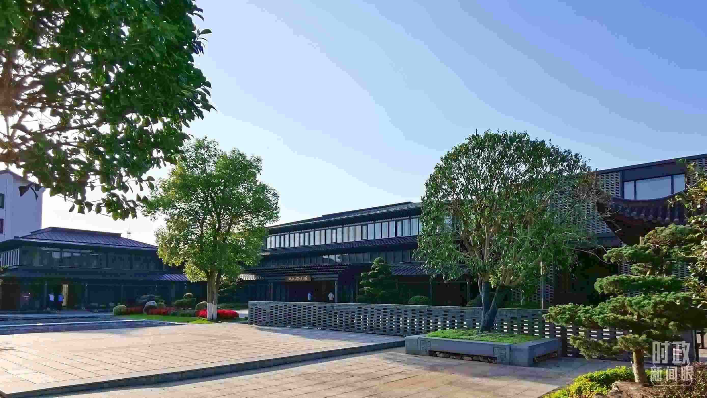 △楓橋經(jīng)驗(yàn)陳列館。2023年9月，習(xí)近平來(lái)到這里考察，強(qiáng)調(diào)要發(fā)展好新時(shí)代“楓橋經(jīng)驗(yàn)”。（總臺(tái)央視記者陳漢章拍攝）