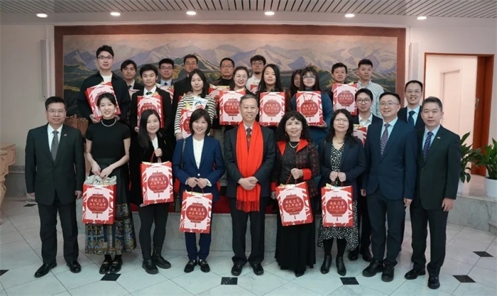 中國駐瑞典大使館崔愛民與留學(xué)生代表和華校負責(zé)人合影。 中國駐瑞典大使館供圖