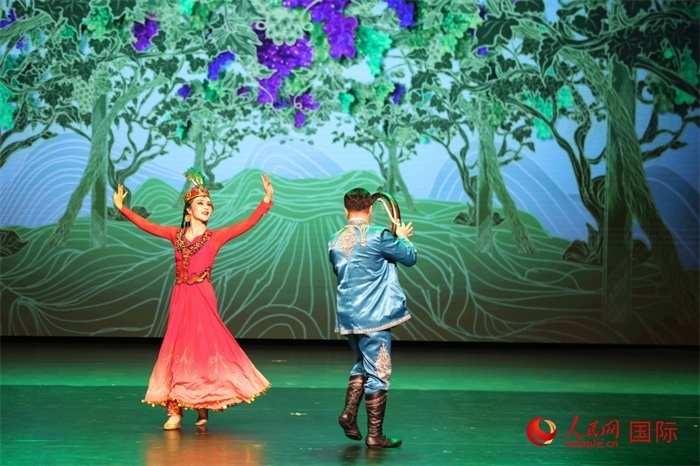 2日在阿聯(lián)酋迪拜舉行的大型音舞詩畫《新疆是個好地方》文藝演出。人民網(wǎng)記者 任皓宇攝