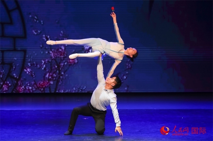 2日在阿聯(lián)酋迪拜舉行的大型音舞詩畫《新疆是個好地方》文藝演出。人民網(wǎng)記者 任皓宇攝