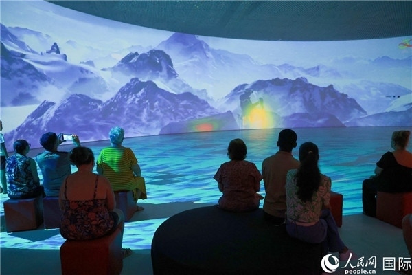 巴西民眾在活動(dòng)現(xiàn)場(chǎng)觀賞“走進(jìn)中國(guó)：沉浸式體驗(yàn)展”。人民網(wǎng)記者 陳海琪攝