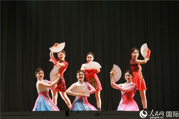 燈光秀匯演現(xiàn)場(chǎng)節(jié)目精彩紛呈。人民網(wǎng)記者 陳海琪攝