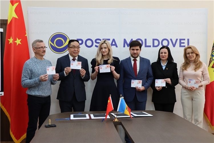 摩爾多瓦首發(fā)龍年生肖郵票。中國(guó)駐摩爾多瓦大使館供圖