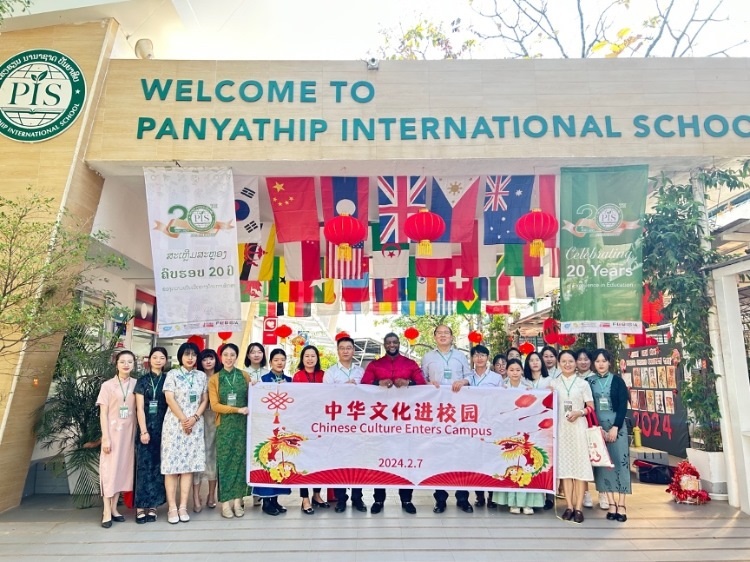 駐老撾使館政治處主任杜長(zhǎng)青與白云碧國(guó)際學(xué)校校方、參會(huì)志愿者教師合影?；顒?dòng)主辦方供圖